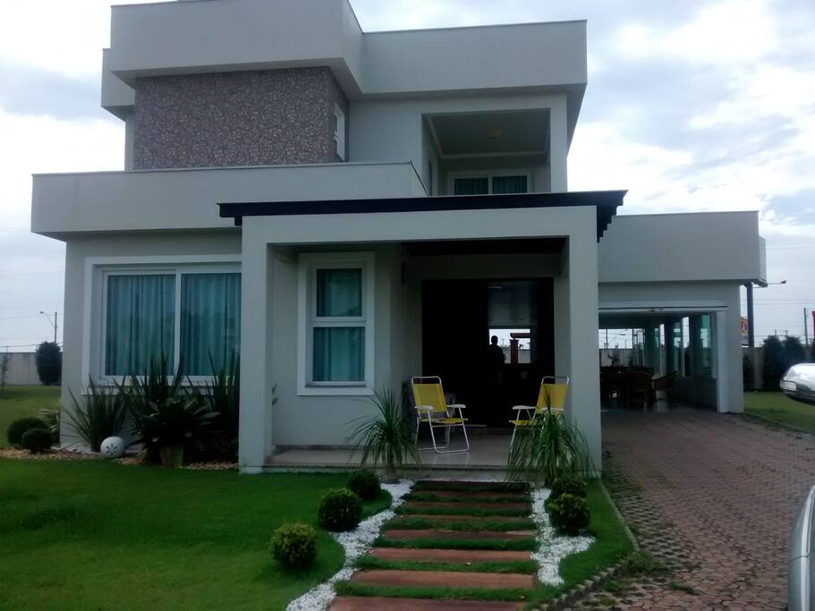Confortável casa em condomínio náutico com 2 suítes casal + 2 dormitórios de casal, churrasqueira, piscina e estacionamento.