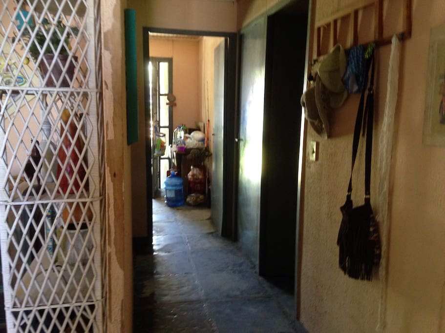 Corredor com acesso a dois quartos antes da cozinha.