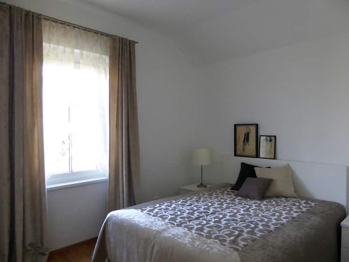 Schlafzimmer 2 / Bedroom 2