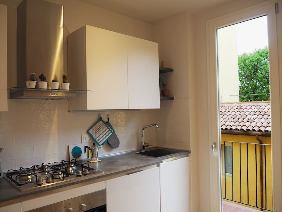 cucina e balcone