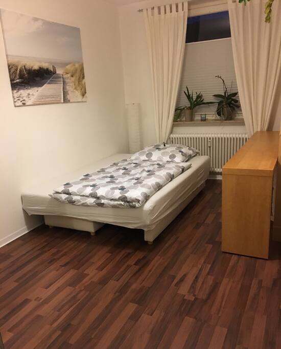 Die Schlafcouch ist 1,40 x 2,00 m groß.