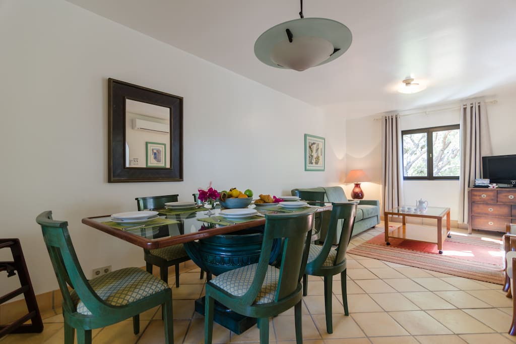 Lounge with dining table seating 6.