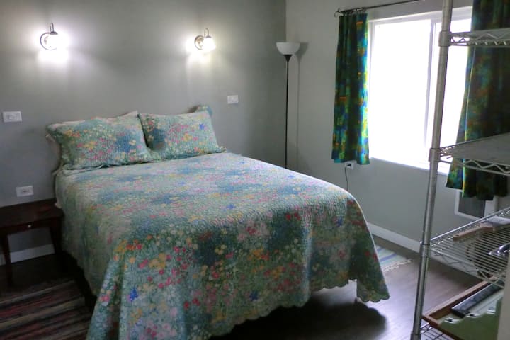 主卧配备标准双人床，配备记忆泡沫床垫