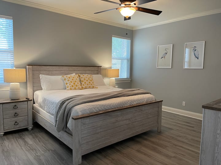 Bračni krevet (širok 180 - 200 cm). 