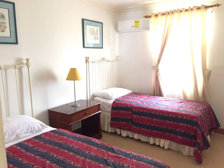 חדר שינה שלישי עם שתי מיטות נפרדות. 