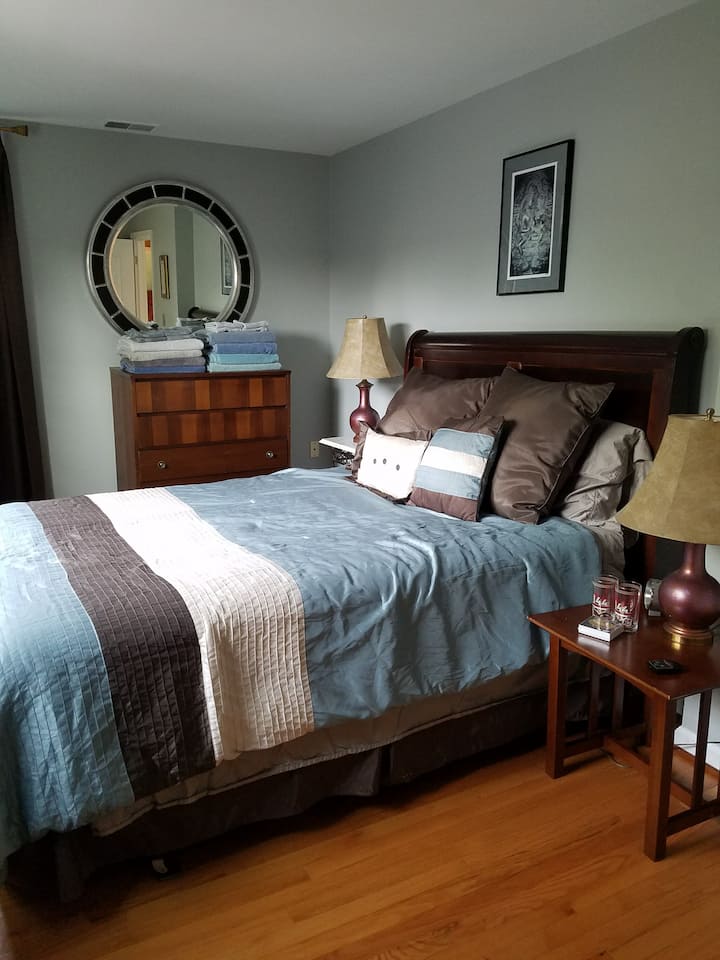 Dormitorio del segundo piso con cama tamaño queen.
