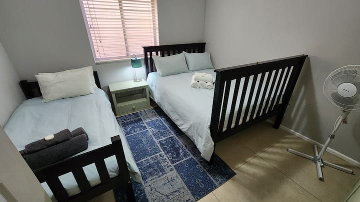 ห้องนอนที่ 2 พร้อมเตียงคู่และเตียงเดี่ยว
