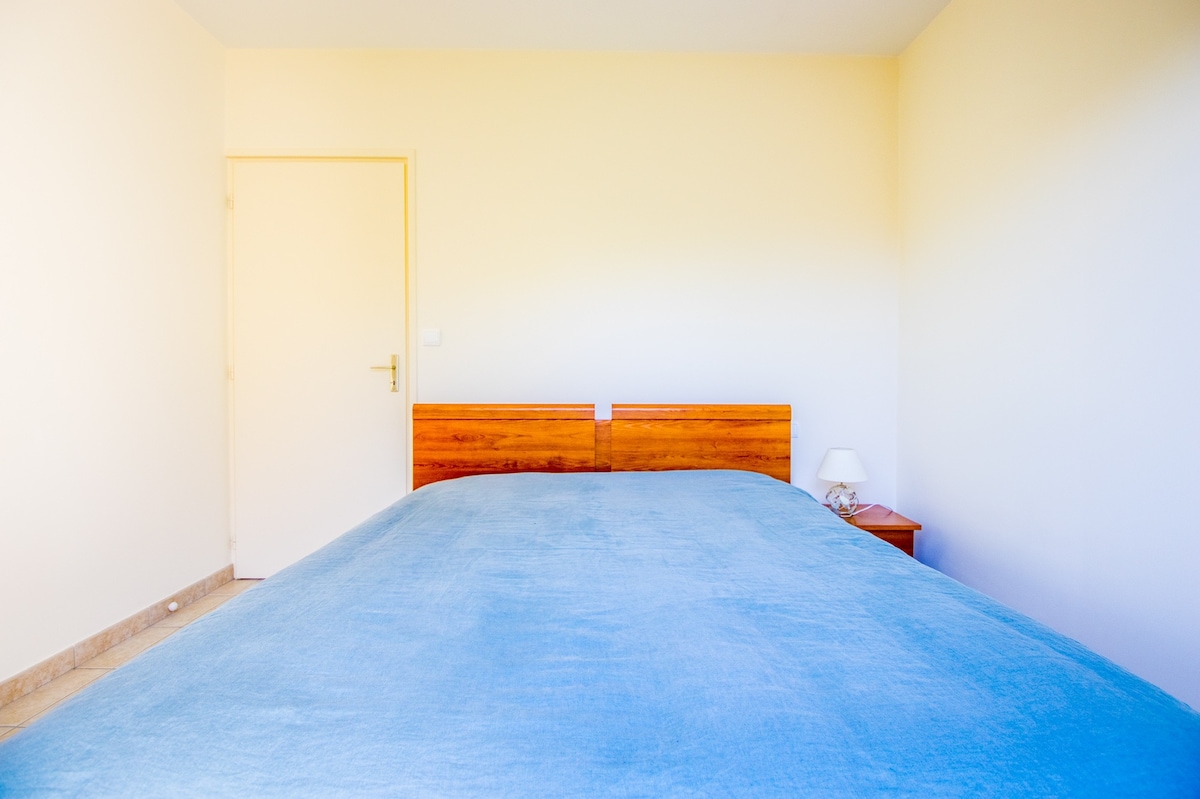 Спална соба 1
2 x 90 кревети
1 јорган од 250x220