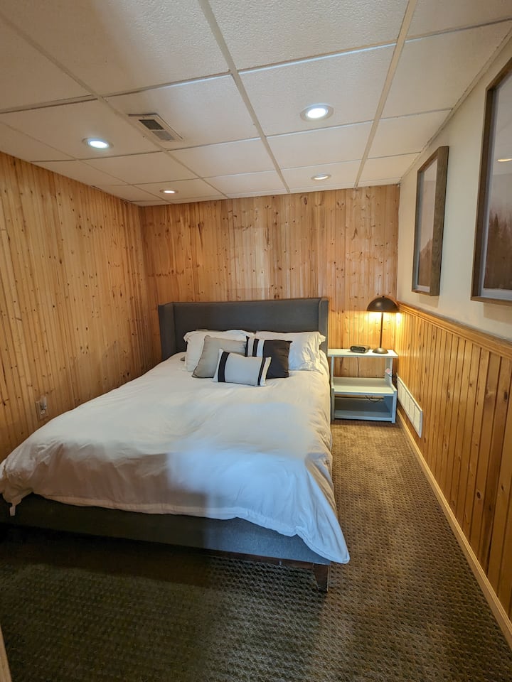 ห้องนอนชั้นล่างมีเตียงควีนไซส์