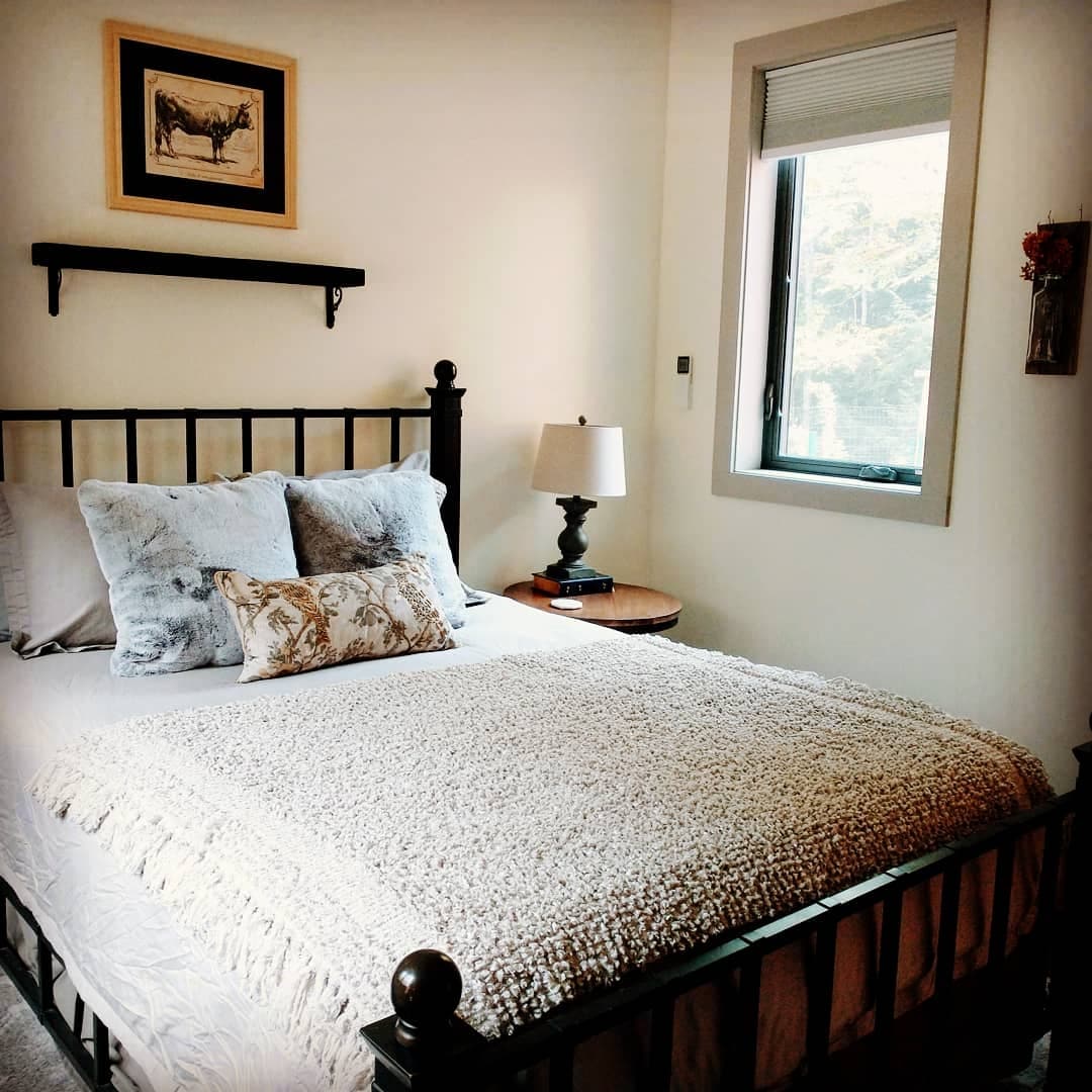 Hlavná spálňa s nádhernou manželskou posteľou a luxusnými vankúšmi.