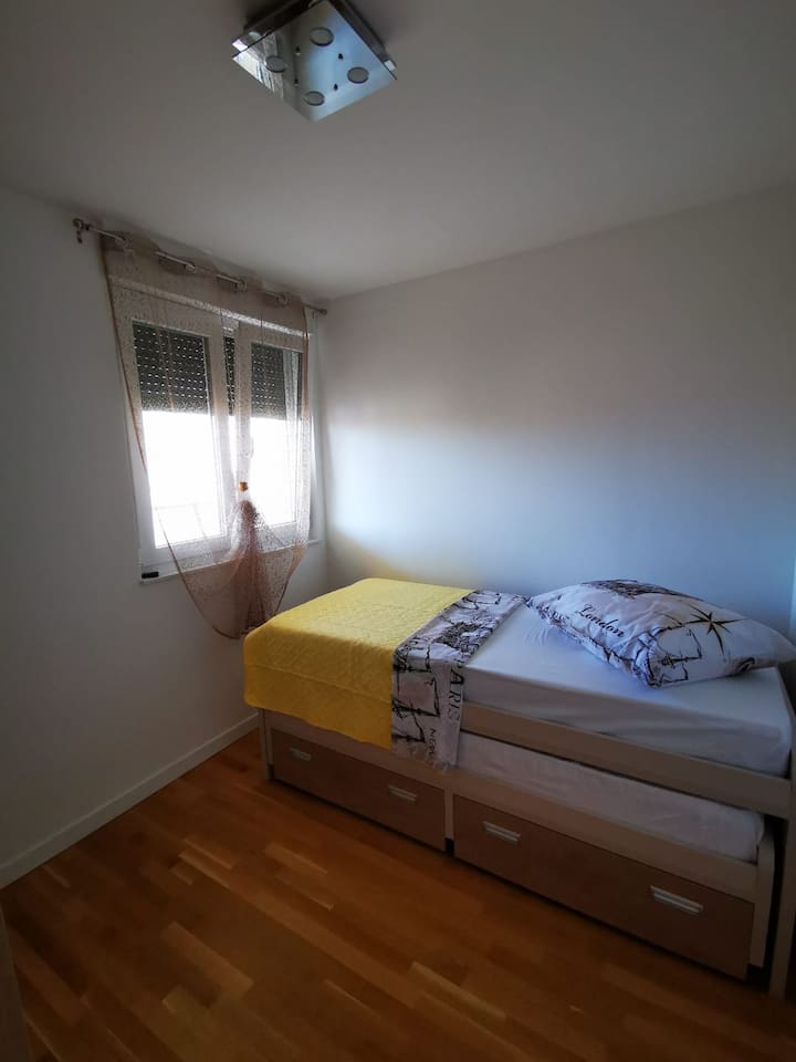 Dormitorio 2 (en esta habitación también hay un armario, no visible en esta imagen debido al ángulo) 