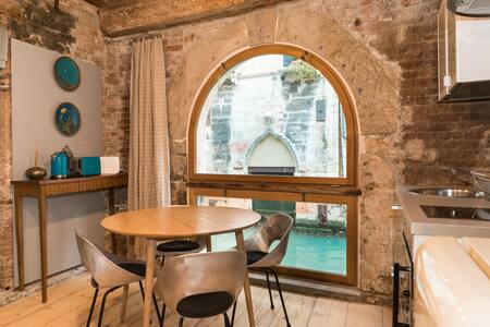 MODERN, DIFFERENT, CENTRAL (DISINFECTED)