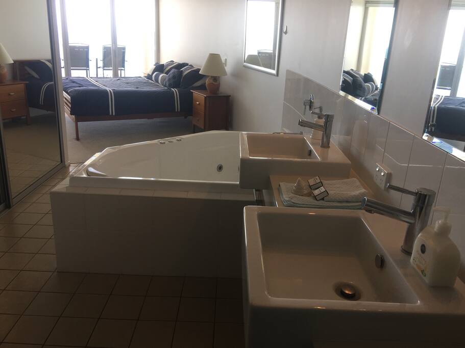 King Size Main Bedroom With Spa & Ensuite