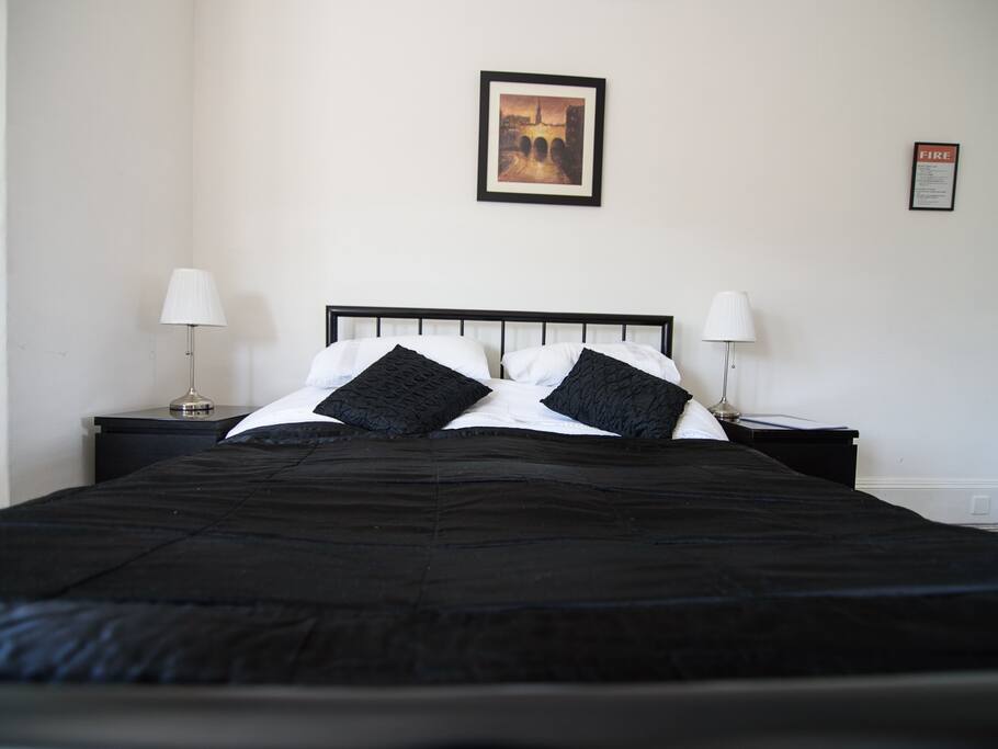 The king size bed in studio 3
