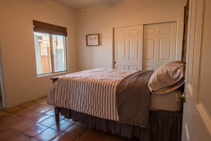 El dormitorio #4 incluye una cama completa y un armario grande.