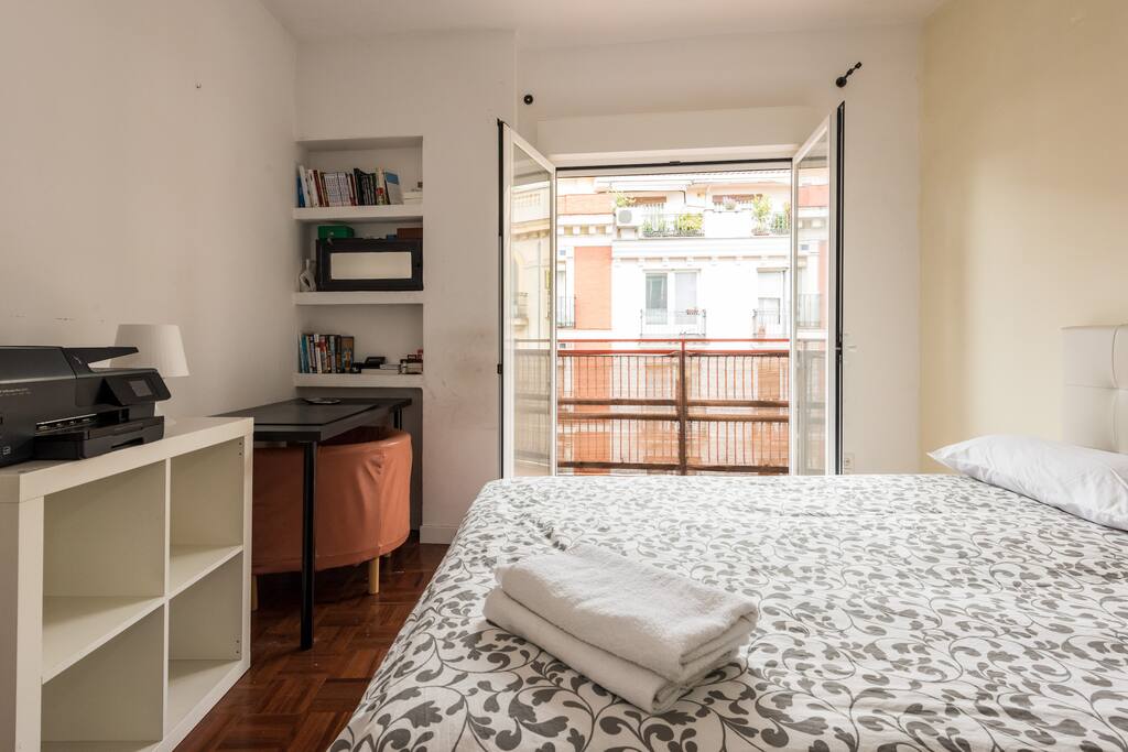 habitación con salida a la terraza