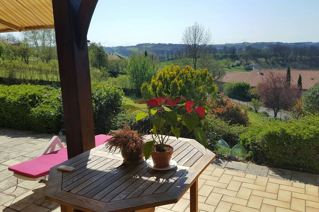 vue depuis l entrée jouxtant la terrasse. Calme assuré. plein sud