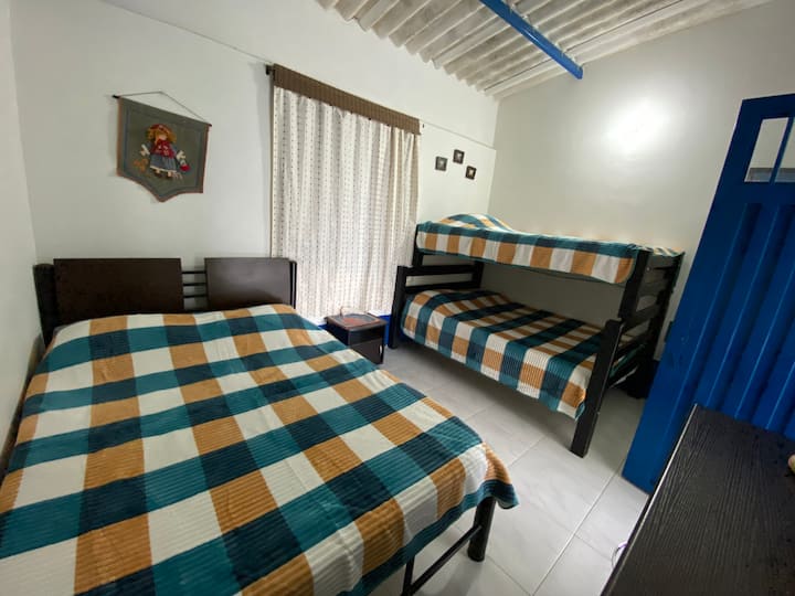 Habitación #2 (equipada con sabanas, cobijas, almohadas, 2 toallas, mesita de noche y mueble)