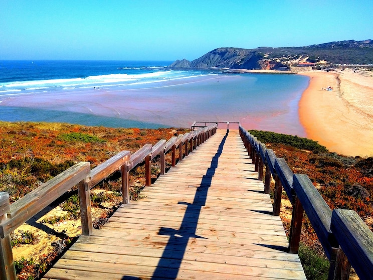 Show full-screen, host-provided image