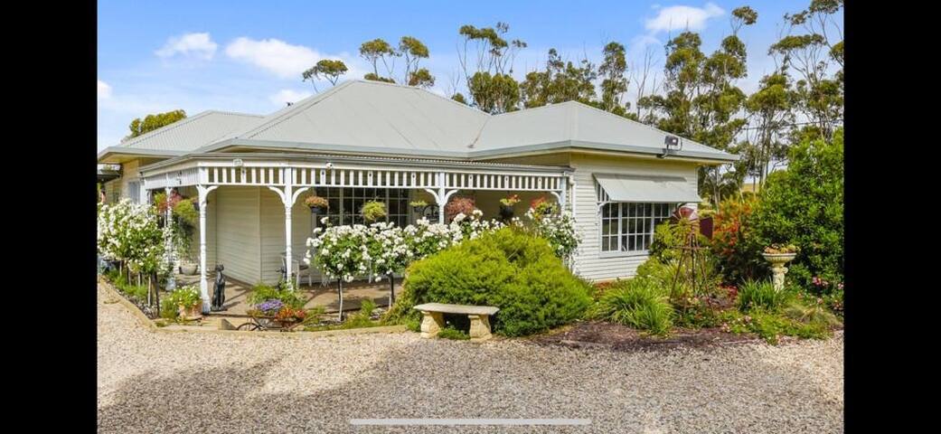 Country Hideaway gallery image 2