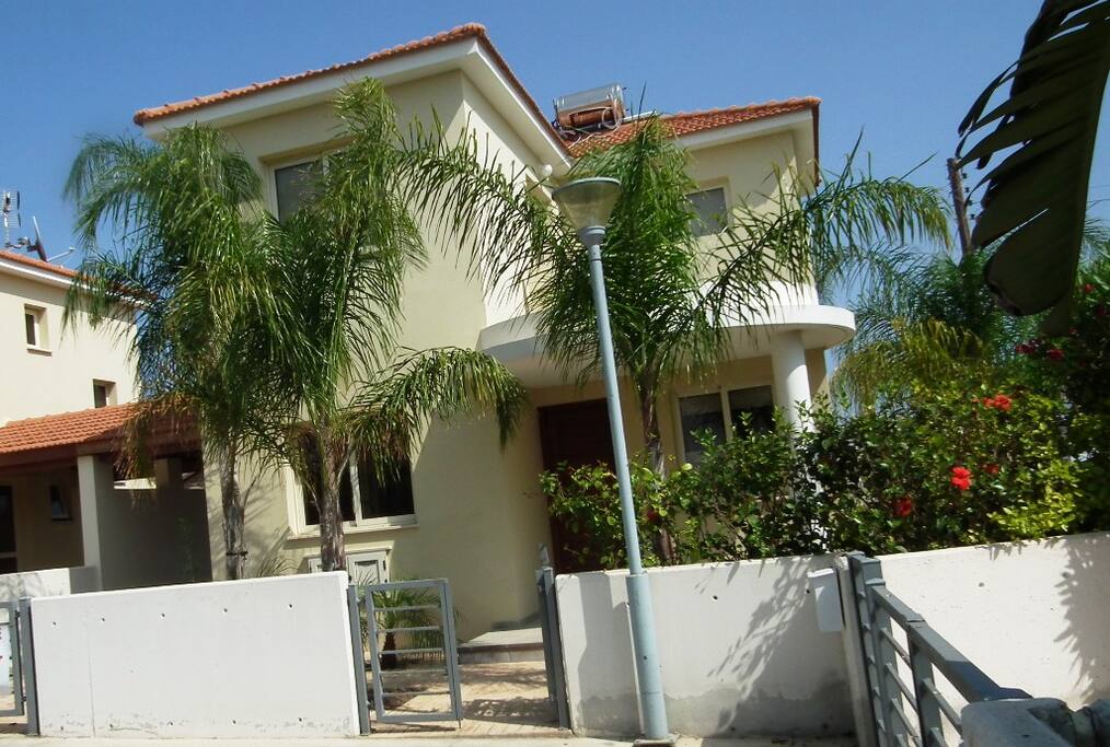 Near the beach 2 bed communal pool