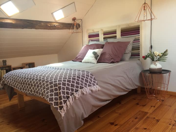 Dhoma e gjumit mauve është e butë, nën papafingo, me kornizën autentike detare. Për të pasur ëndrra të ëmbla. Dhoma e gjumit gjithashtu përfshin një divan për relaksim dhe libra janë në dispozicion.