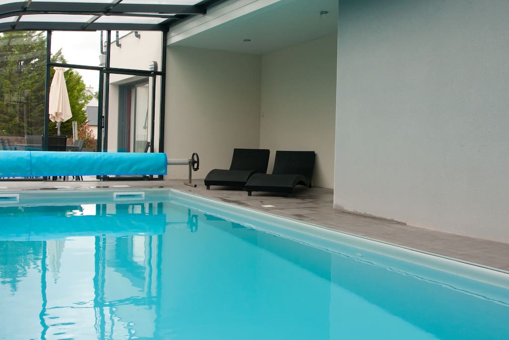 La piscine couverte à partager avec la villa Letty