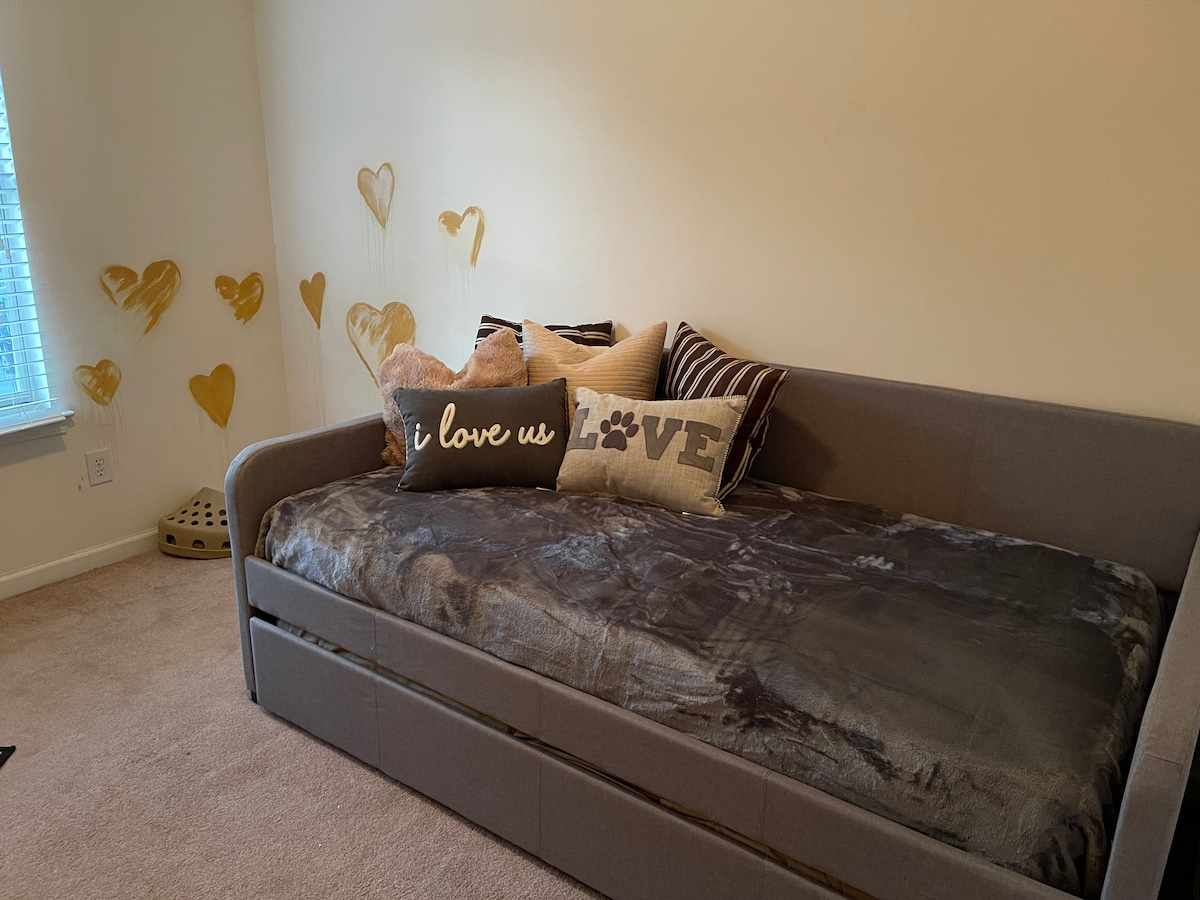 Small room/ Pet Room 