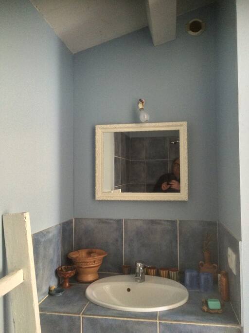 Salle de bain autonome avec douche à l'italienne