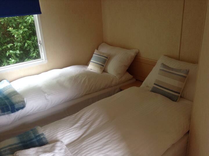 Twin bedroom - down duvet, pillows and bed linen provided (one set per stay/week).