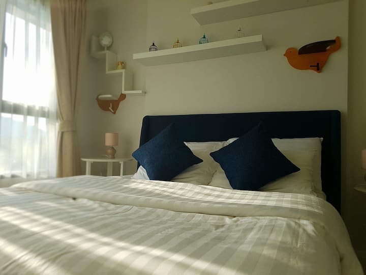 5 stôp veľká manželská posteľ Queen,tak pohodlný na odpočinok.