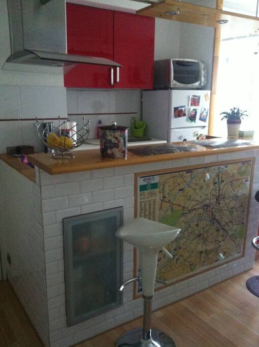 Cuisine américaine ouverte sur le salon avec bar