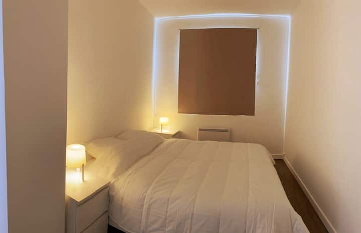Dormitorio 1 con cama modular y almacenamiento 
Se proporciona ropa de cama