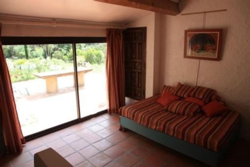 Séjour avec accès sur la terrasse privée