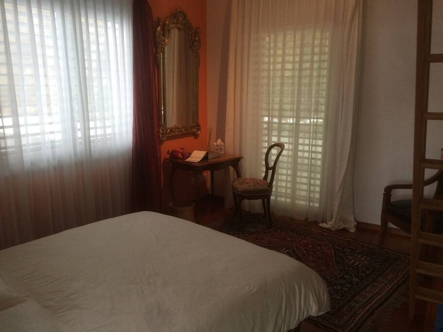 Stilvolles Schlafzimmer mit Ausblick