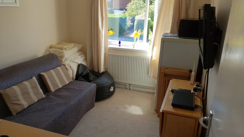 Well-equipped two bed private annex close to town