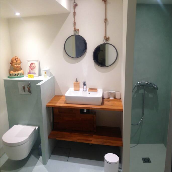 une salle de bain privative avec WC douche et sèche serviette chauffant électrique.