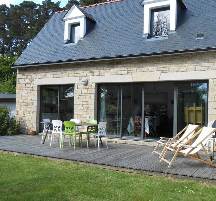 Terrasse exposée plein sud, barbecue et mobilier de jardin