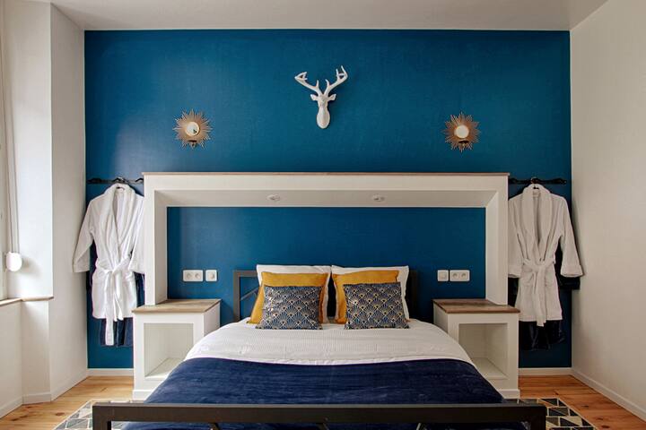 Netflix, Business & Pleasure - Modern & Chic🌟🌟🌟