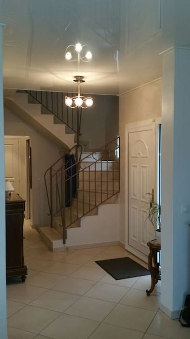 L'entrée avec l'escalier vers l'étage