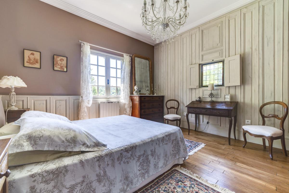 Spálňová posteľ 160 na poschodí.