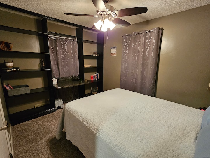 Druga soba za goste Bračni krevet (širine 150-179 cm) vidi se s vrata spavaće sobe.  Svjetiljka, budilica i utičnica pored kreveta. 