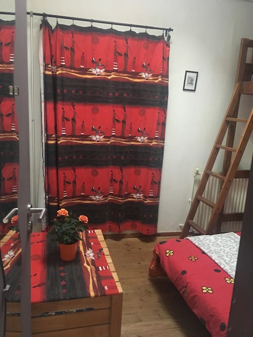 La chambre avec rideau occultant et vélux (store)