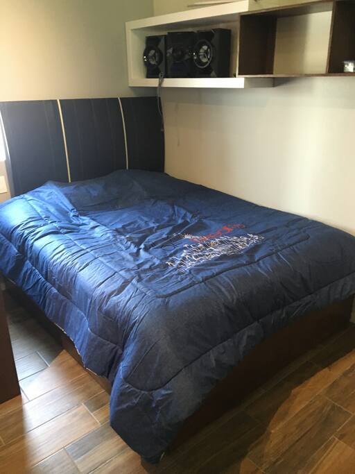 Quen size bed for two comfortable sleeping.