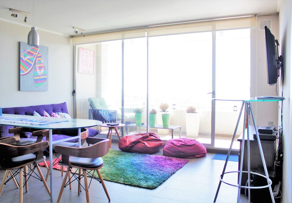 Amplio y cómodo living que cuenta con un sofá cama