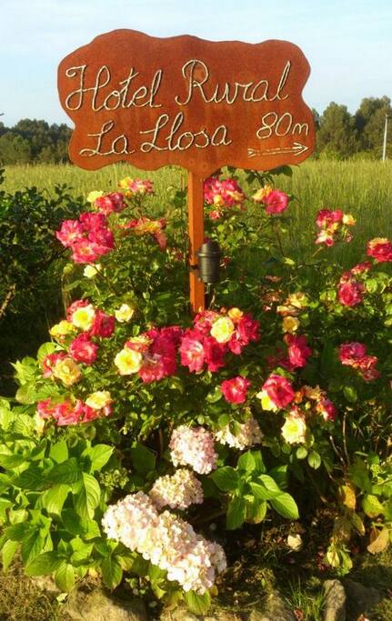 Cartel de llegada a la entrada de acceso de Hotel Rural *** La LLosa de Fombona.