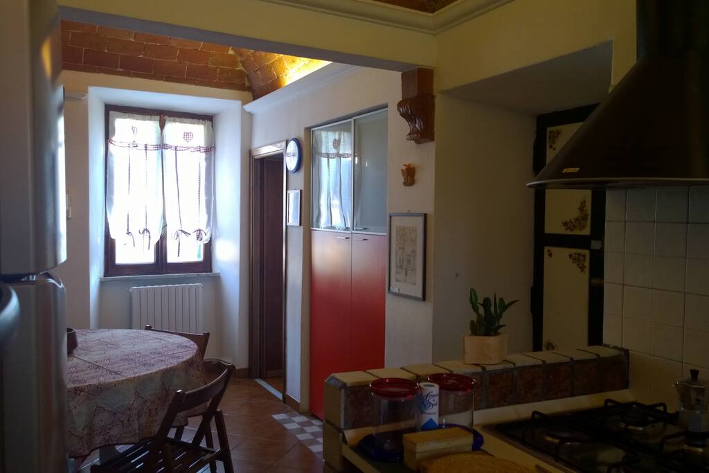 Soggiorno/pranzo con angolo cottura. Ampio e soleggiato con graziose volte in mattone a vista