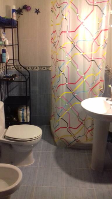 Cuarto de baño, está fuera de la habitación pero es de uso privado para el huésped.