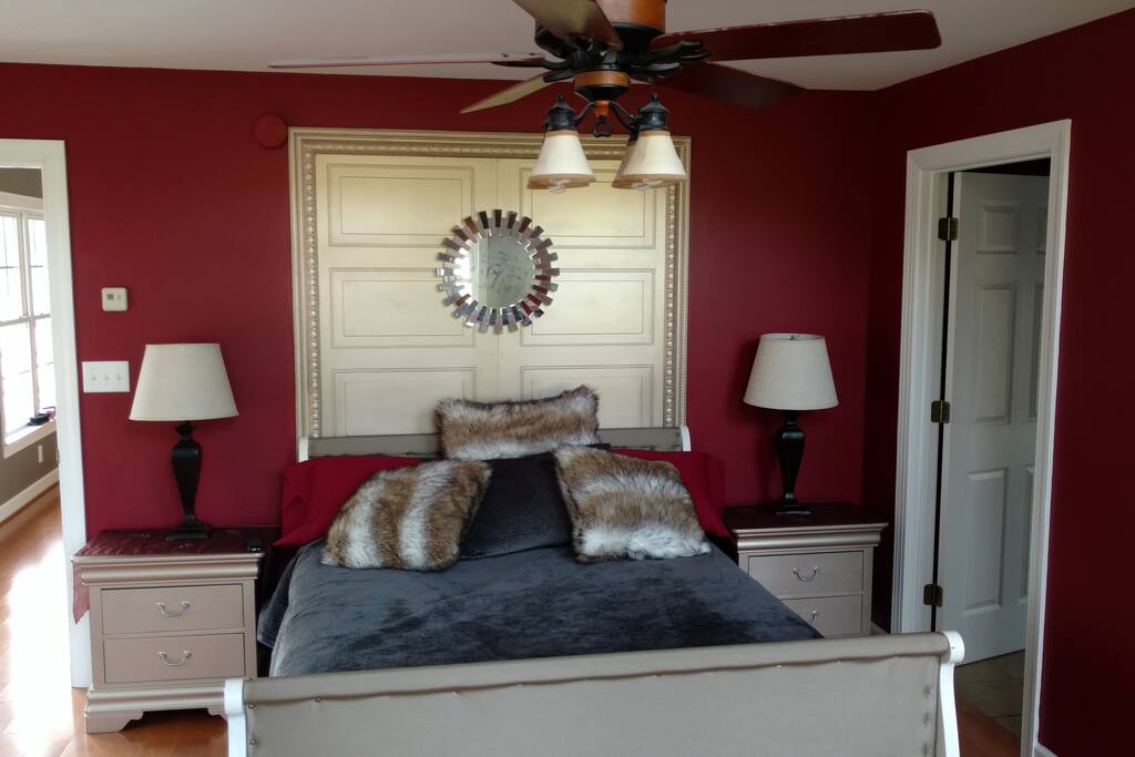 Bedroom, queen bed.