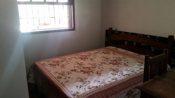 חדר עם מיטה זוגית.